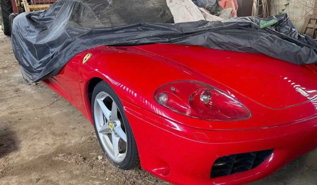 Ferrari 360 Spider uitat cu anii sub o prelată, într-un hambar, se vinde la licitație fără preț de rezervă, în Anglia. Are motor V8 și puțin peste 45.000 km la bord