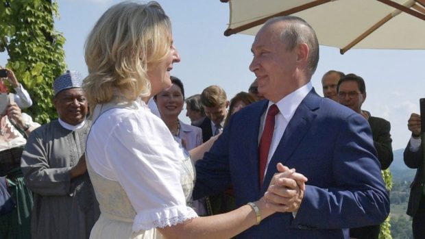 Un fost ministru din Austria riscă să rămână fără cetățenie: e acuzat de legături cu propaganda pro-Putin, după ce a făcut declarații controversate