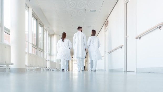 O bătrână din Ploiești a înghețat în casă și a fost dusă la spital cu 27 grade Celsius