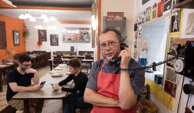 Bărbatul care n-a avut vreodată telefon mobil și vorbește doar pe fix: „Folosiți-vă creierul! În primul rând, nu poluează!”