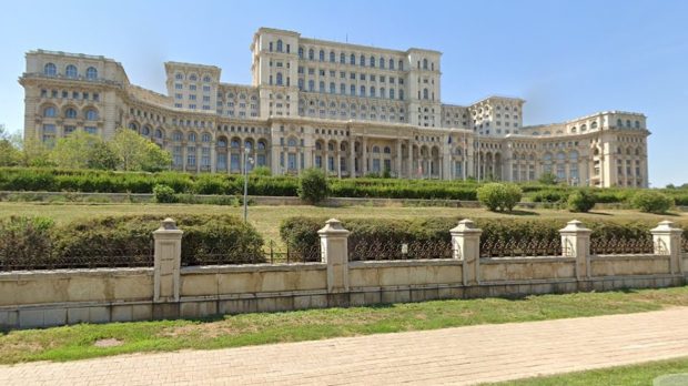 Gardul de la Palatul Parlamentului va fi demolat. Oamenii, despre proiectul USR: „Bani aruncați pe geam. Au rezolvat toate problemele Bucureștiului și rămăsese gardul…”