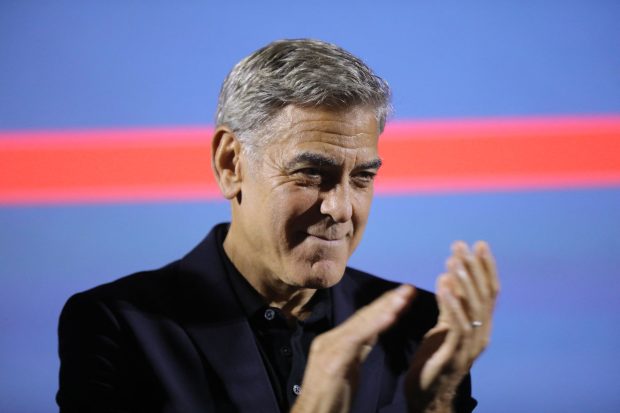 Imagine Stire George Clooney a vorbit în franceză la Globurile de Aur 2026, după ce Donald Trump a comentat obținerea cetățeniei sale franceze | 2review.ro