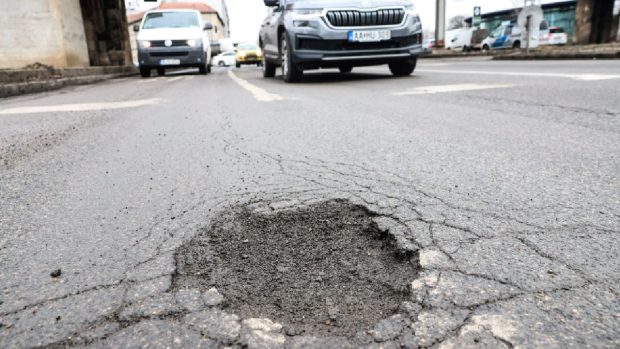 Sute de șoferi și-au rupt mașinile în cele 3.791 de gropi din Budapesta. Ce despăgubiri plătesc autoritățile