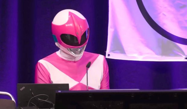 Un hacker costumat într-un Power Ranger roz a șters, live, în fața a mii de oameni, trei site-uri extremiste: „Asta înseamnă cyberterorism”