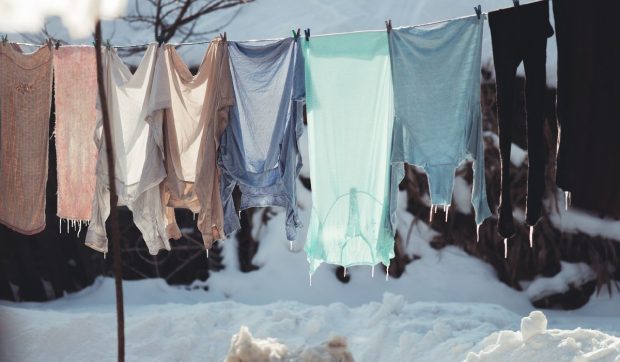 Uitați de uscător și de hainele uscate pe calorifere sau în casă. Rufele se usucă chiar și iarna, la temperaturi sub zero grade