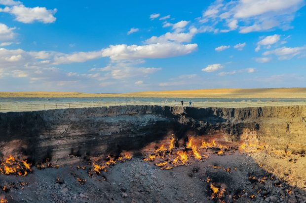 „Porțile iadului” se închid. Cu va fi stins craterul de gaz Darvaza din Turkmenistan
