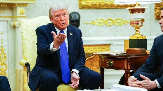 Donald Trump a suspendat imediat tarifele împotriva statelor europene, după o discuție cu secretarul general NATO