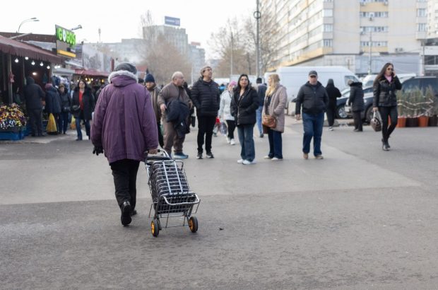 România îmbătrânește ireversibil: „migranții nu compensează pierderea naturală”, arată INS