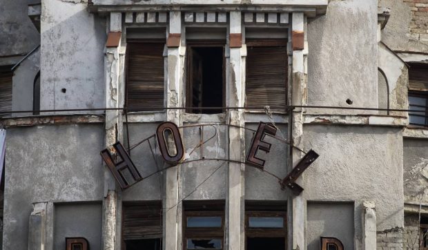 Hotelul Dunărea, o clădire-simbol din București lăsată în ruină lângă Gara de Nord, a fost scoasă din nou la vânzare