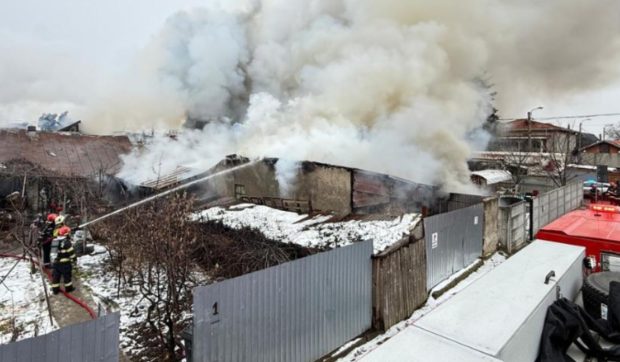 Incendiu puternic în București: ard mai multe case și anexe gospodărești