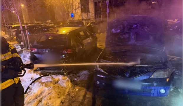 Trei mașini au luat foc pe o stradă din Cluj. În cea de la care a pornit incendiul era un bărbat