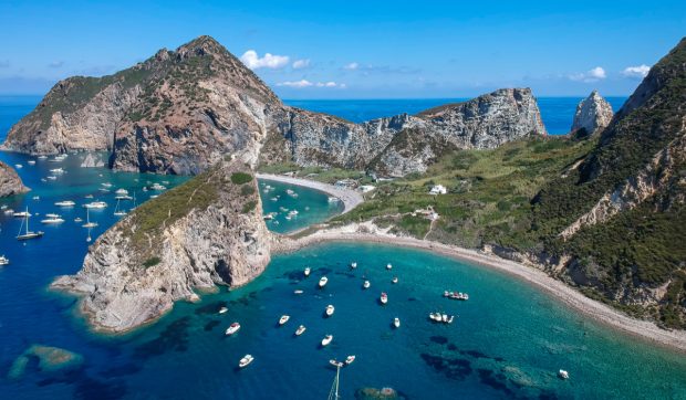 Insula din Italia care a devenit un paradis pentru că nu are străzi, orașe, semnal pentru telefon și turiști