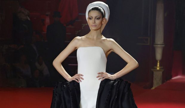Irina Motoc, singurul model român pe podiumul Paris Couture Week. Cum a apărut tânăra de 18 ani