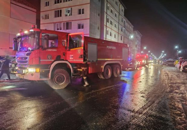 Incendiu într-un bloc din județul Sibiu: locatarii au fost evacuați, trei dintre ei au ajuns la spital. „Bubuitură și flăcări. Era mult fum”