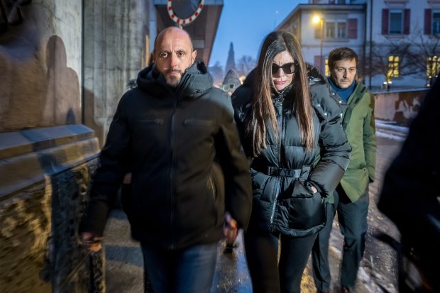 Patronii clubului din Elveția în care au ars 40 de tineri au vrut să fugă din țară cu un avion privat. Soții Moretti au datorii de 4,3 milioane de euro