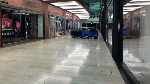 Mascații au intrat cu mașina în mall, au spart o bijuterie, au furat 6 kilograme de aur și au fugit pe jos, în Germania: „Inele, brățări, cercei, totul în două minute!”