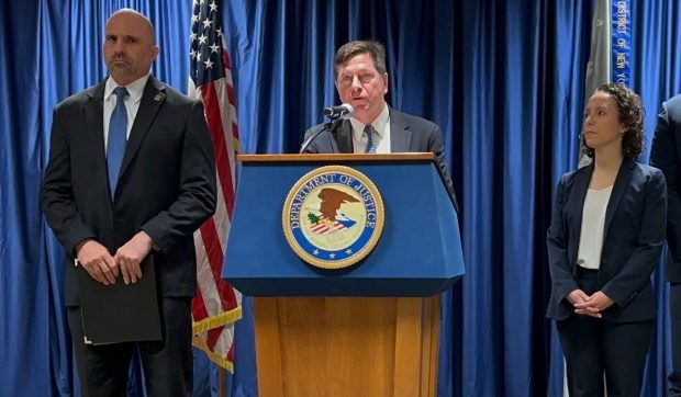 Cine este Jay Clayton, procurorul care îi acuză de narcoterorism pe Maduro și soția sa