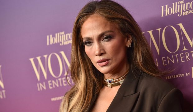 Imagine Stire Reacția lui Jennifer Lopez, după ce i s-a spus să se îmbrace potrivit vârstei sale: „Dacă ai avea acest posterior, ai umbla și tu dezbrăcată!” | 2review.ro