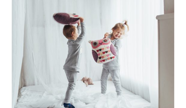 Pijamale din materiale naturale vs. sintetice: Ce e mai potrivit pentru somnul copilului