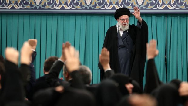 Ali Khamenei amenință SUA cu un „război regional”, dacă armata americană atacă Iranul