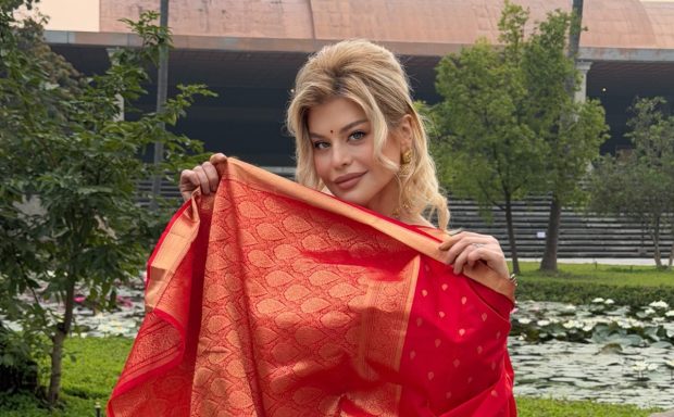 Imagine Stire Cum au fost surprinse Iulia Vântur și Loredana Groza în India. Fanii au reacționat: „Și Salman Khan unde e?” | 2review.ro