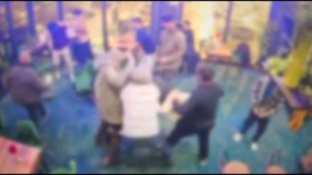 Mai mulți nepalezi beți s-au luat la bătaie într-un bar din București. Proprietarul a refuzat să facă plângere la Poliție pentru bunurile distruse | VIDEO