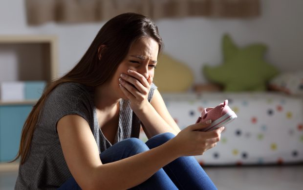 Cât a ajuns să dureze judecarea în regim de urgență a unui caz în care o mamă din Timișoara se plânge că nu-și poate vedea copiii de luni bune: „I-a învrăjbit împotriva mea” 