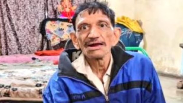 Cerșetorul milionar cu 3 case, mașini și afaceri, în India: „Oamenii îmi pun bani în buzunar sau aruncă monede și bancnote pe placa mea de lemn”