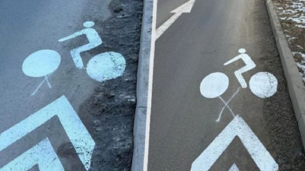 Muncitorii au vopsit marcajele rutiere pe zăpada înghețată, o „lucrare” de un milion de euro, la Olomouc, în Cehia: „Ordin clar!”
