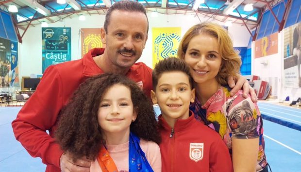 Imagine Stire Afecțiunea de care suferă fiica lui Marius Urzică. Simona, dezvăluiri în lacrimi la Power Couple România: „Este operată pe urechiușa stângă” | 2review.ro