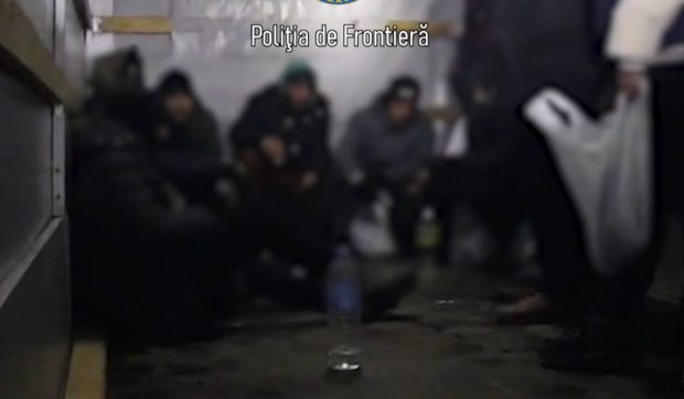 Un ucrainean și 11 marocani aduși ilegal într-o dubiță cu numere de Cehia, prinși în Craiova