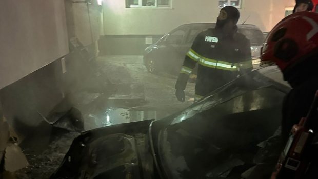 O mașină din Cluj a luat foc pe o stradă, în Turda. Incendiul s-a extins și la alte două autoturisme, și la un bloc din apropiere