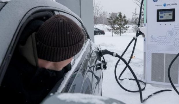 Șoferii mașinilor electrice plătesc mai mult când e ger: cum sunt afectate autonomia și timpul de încărcare