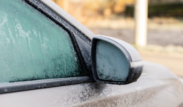 Un bărbat a fost amendat cu 600 de euro pentru că a lăsat motorul pornit ca să dezghețe geamurile