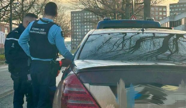 „Mașină-fantomă” cu numere românești, confiscată la aeroportul din Eindhoven. Șoferul a primit trei amenzi și a plecat acasă pe jos