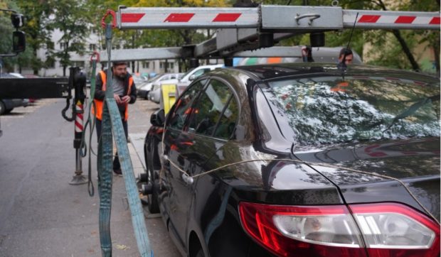 Noi reguli pentru mașinile parcate neregulamentar în Sectorul 3: polițiștii nu mai ridică vehiculul dacă șoferii răspund la telefon