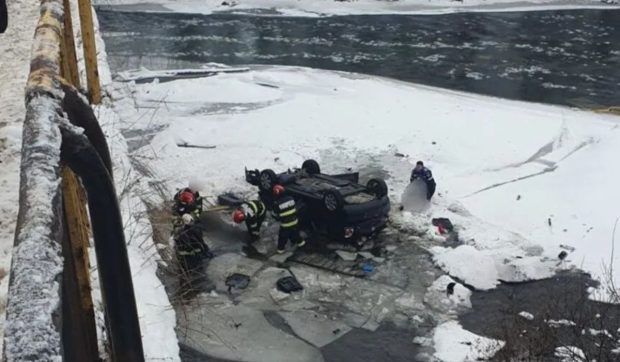 O mașină cu 6 pasageri s-a răsturnat în albia râului Bistrița, în Suceava: 4 minori au fost răniți și au ajuns la spital