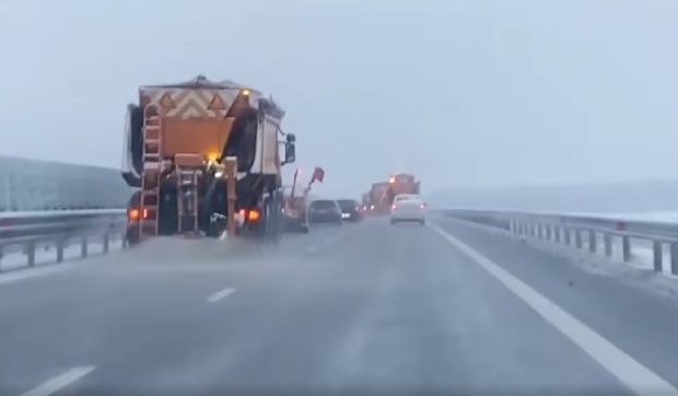 Șoferi „anxioși” blocați între utilajele de deszăpezire. Mesajul ironic al drumarilor din Craiova: „După ce se depășește bateria de utilaje, se procedează la realizarea unei fotografii”