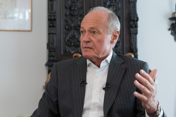 Fostul premier maghiar Péter Medgyessy a căzut pe gheață, în grădină, și și-a rupt glezna. Politicianul veteran cu părinți din Cluj-Napoca vorbește perfect românește