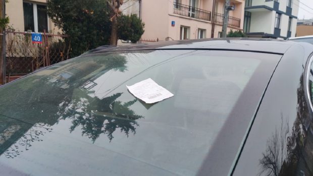 Ce este metoda „Biletul”, cel mai simplu truc al hoților de mașini. Cum să te protejezi
