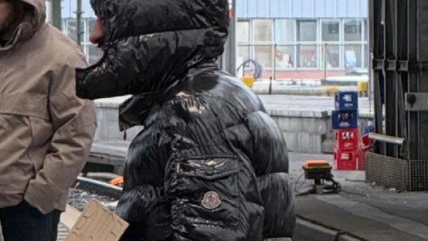 Bărbat fotografiat cerșind în geacă de 2.000 de euro și pantofi Adidas: „Vă rog pentru mâncare, mulțumesc!”