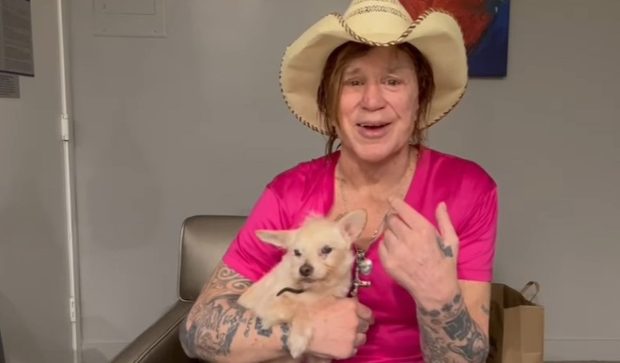 Imagine Stire Mickey Rourke, prima reacție după ce s-a aflat că le cere fanilor bani pentru chirie: „Am muncit mult”. Actorul ar fi urmat să fie dat afară din casă | 2review.ro