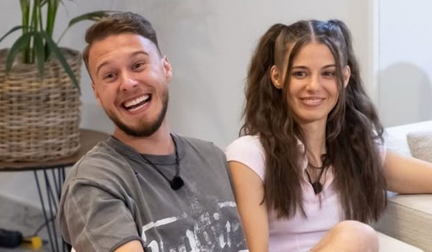 Imagine Stire Câți bani ar fi primit Mitzuu și Ariana pentru participarea la Power Couple România 2026. Au rezistat trei săptămâni în show-ul de la Antena 1 | 2review.ro
