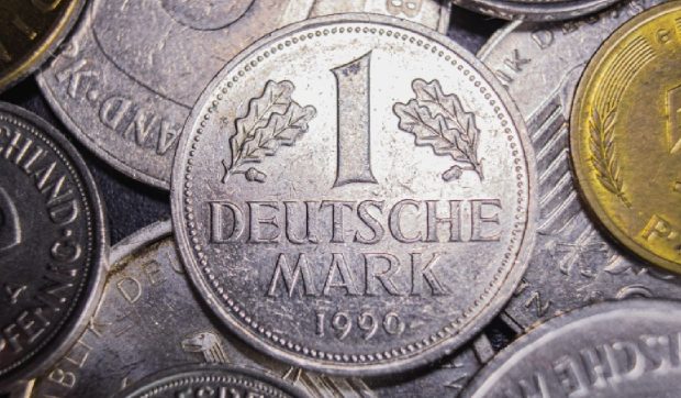 Un bărbat a primit 33.000 de euro pentru 65.000 de mărci germane, după 24 de ani de când monedele nu mai sunt valabile