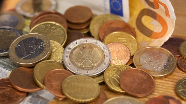 România, departe de a trece la euro ca Bulgaria: cel mai mare deficit bugetar din UE, austeritate și o extremă dreaptă pregătită de alegerile din 2028