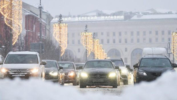 Șoferii sunt îndemnați de Departamentul Transporturilor să stea până târziu la serviciu, ca să evite ambuteiajele și zăpada de pe drumurile din Moscova