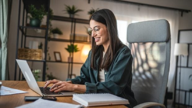 Munca de la distanță să fie obligatorie o zi pe săptămână și transport public mai ieftin: propunerile de la Bruxelles pentru a trece peste criza energiei