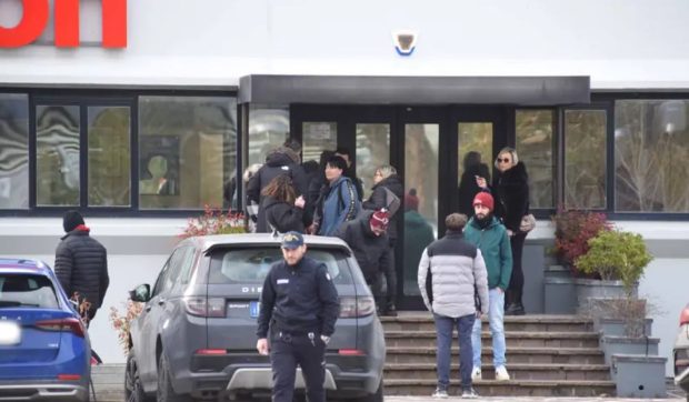 70 de angajați au fost concediați unul câte unul prin apel video, în Ajun de An Nou, în Italia: „Este nedemn de o țară civilizată”