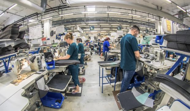 Compania Adient spune că nu plănuiește să părăsească Europa de Sud-Est după închiderea fabricii din România