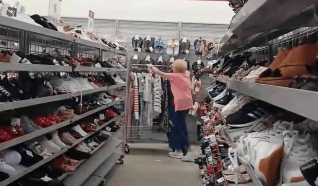 O pensionară de 92 de ani merge zilnic la serviciu și vinde haine ca să supraviețuiască: „Muncește mai mult decât mulți alții”